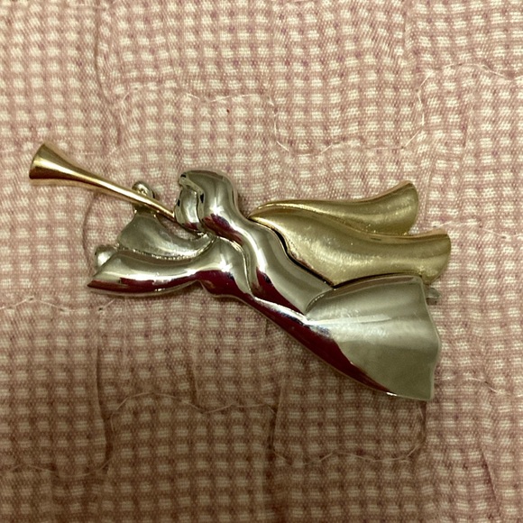 Jewelry - Beautiful Angel Brooch (Excellent Used Condition)